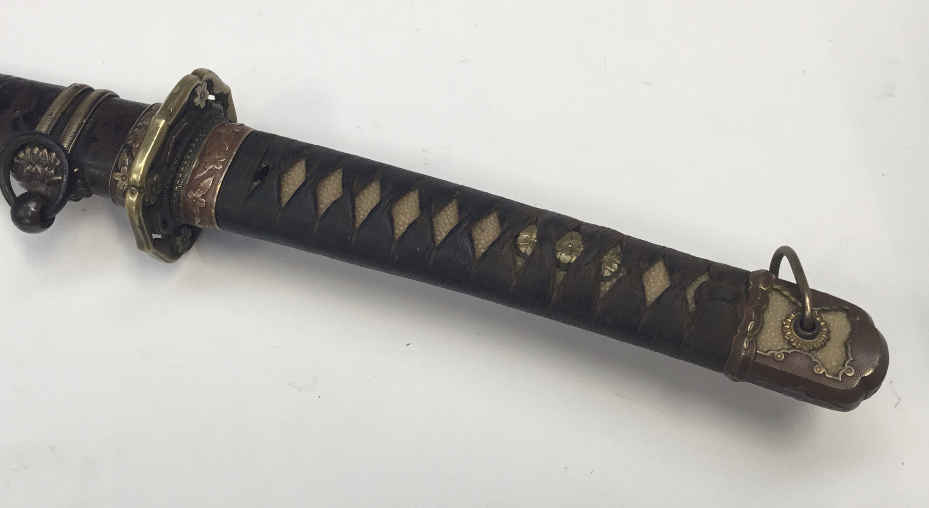 A WW2 era Japanese Katana sword. Shagreen handle with leather wrap, bronze mounts and tsuba. - Image 3 of 11