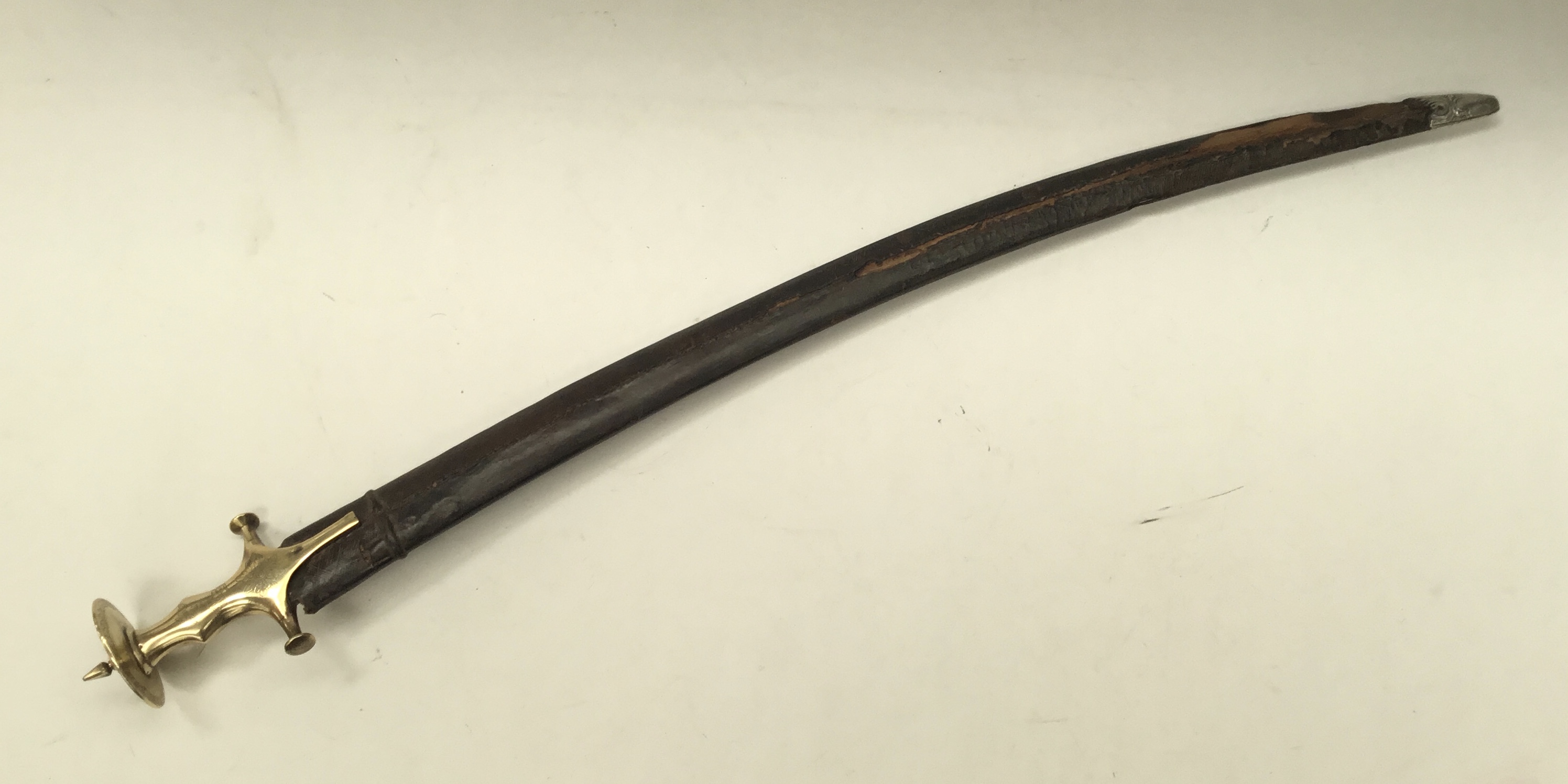 A 19th century Indian talwar sword. Typical form, with brass handle, convex quillons, and disc - Bild 2 aus 11