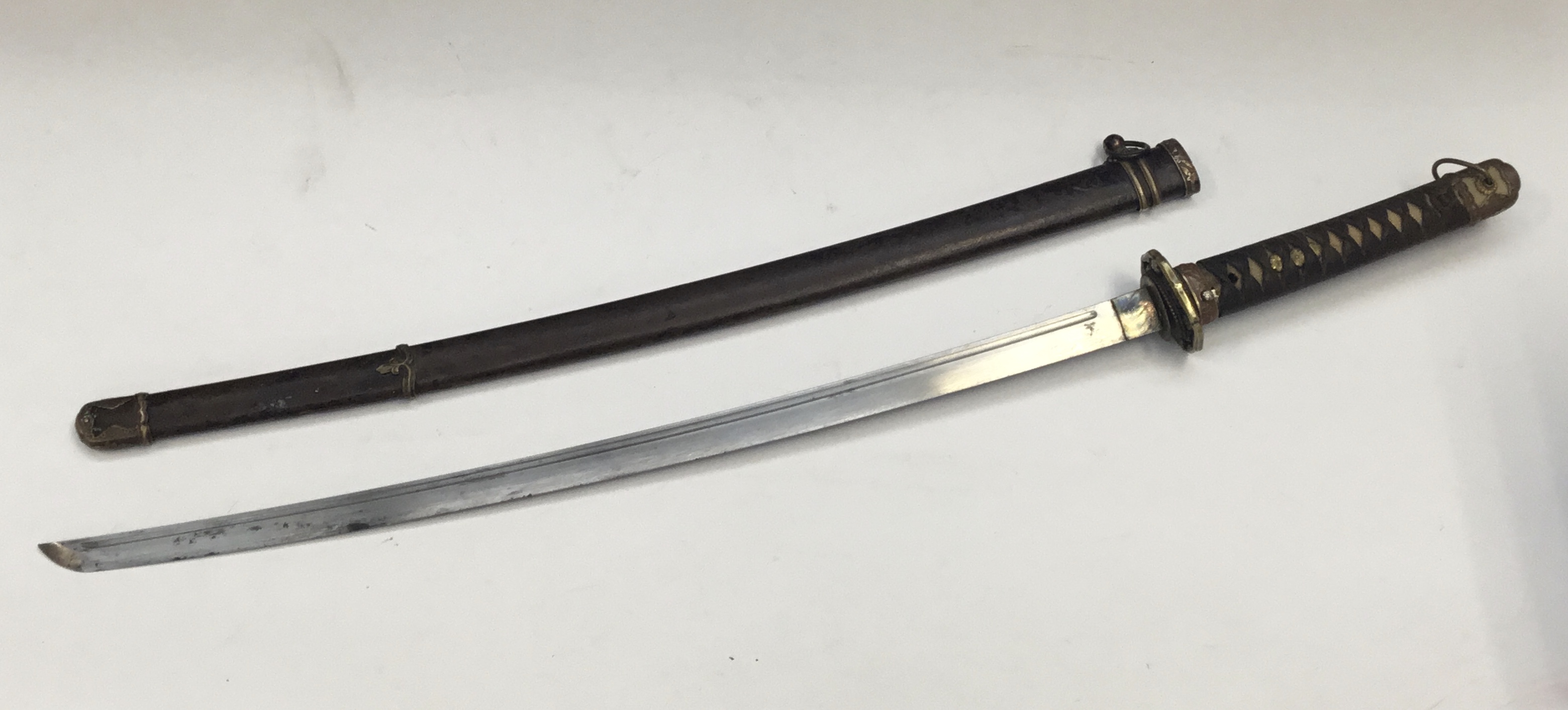 A WW2 era Japanese Katana sword. Shagreen handle with leather wrap, bronze mounts and tsuba. - Image 7 of 11