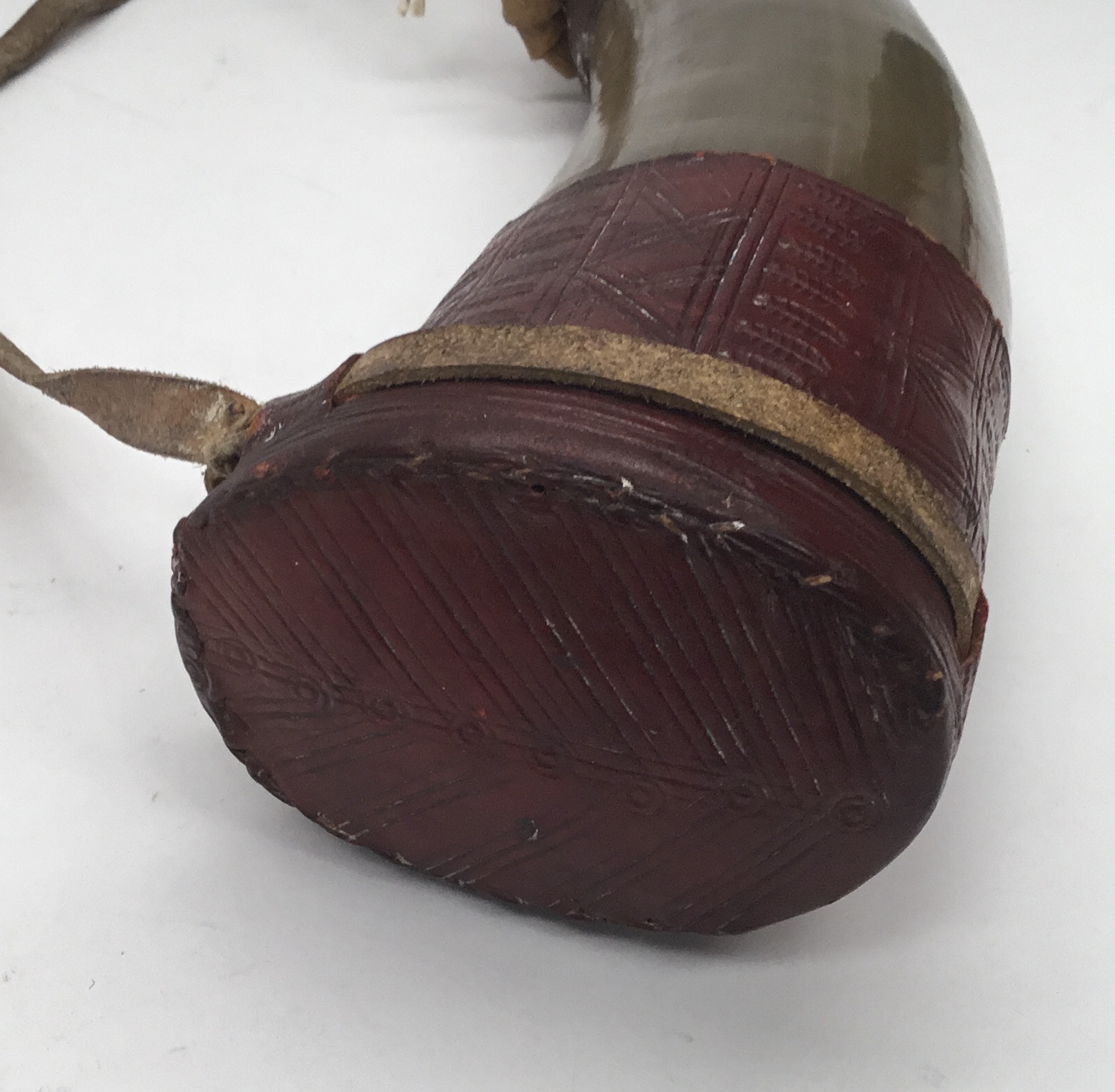 A vintage leather bound powder horn. Cattle horn body with maroon tooled leather mounts to both - Bild 3 aus 7