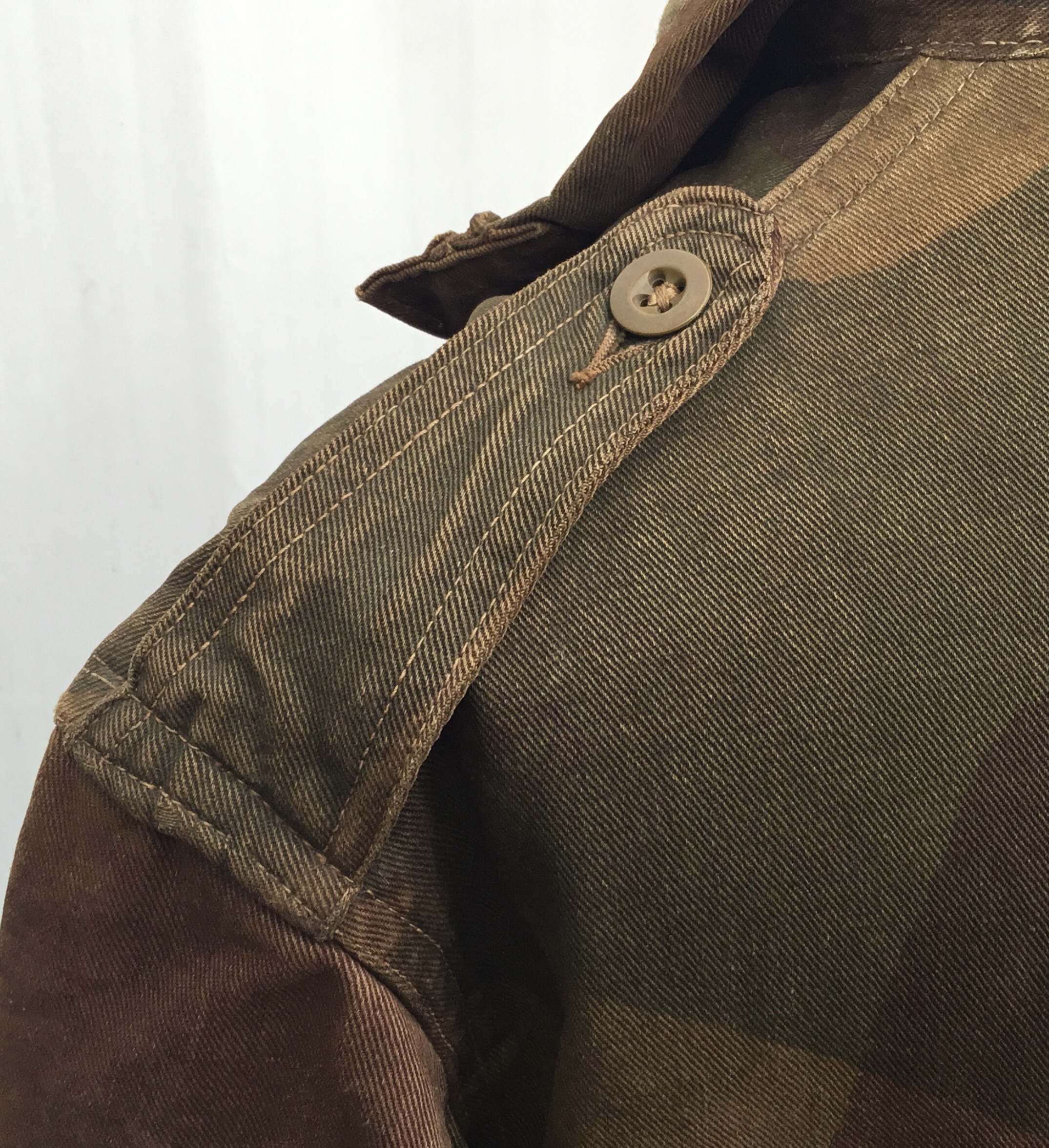 A WW2 era 1945 dated ‘Denison’ airborne paratrooper’s smock. Made from heavy duty, windproof - Image 11 of 19