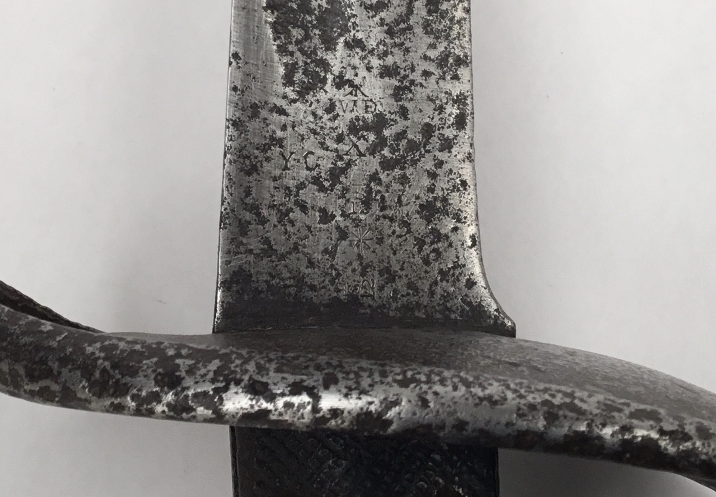 An 1885 pattern cavalry troopers sword. Chequered leather grips secured by 5 rivets, steel guard - Bild 6 aus 7
