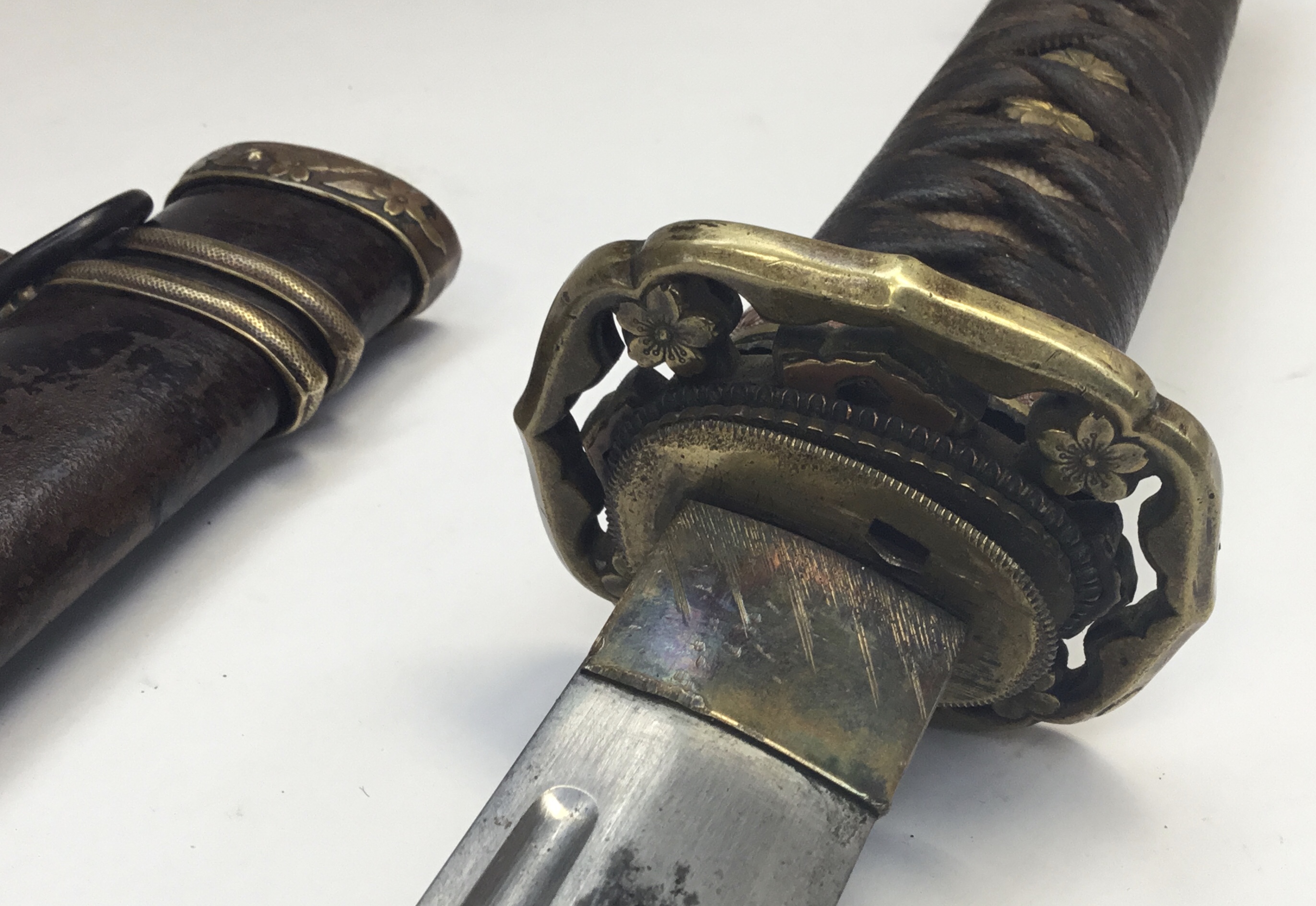 A WW2 era Japanese Katana sword. Shagreen handle with leather wrap, bronze mounts and tsuba. - Image 8 of 11