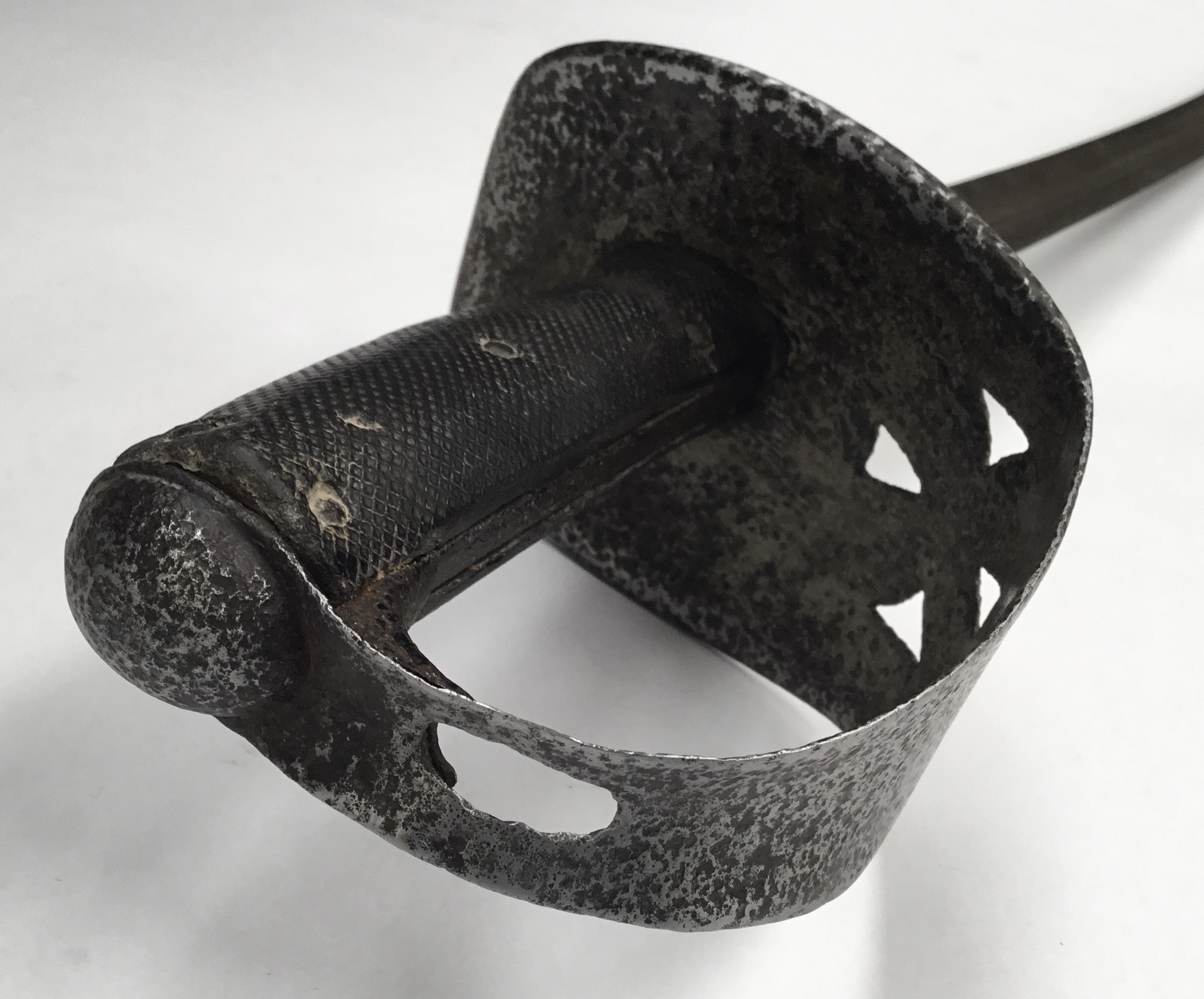 An 1885 pattern cavalry troopers sword. Chequered leather grips secured by 5 rivets, steel guard - Bild 5 aus 7