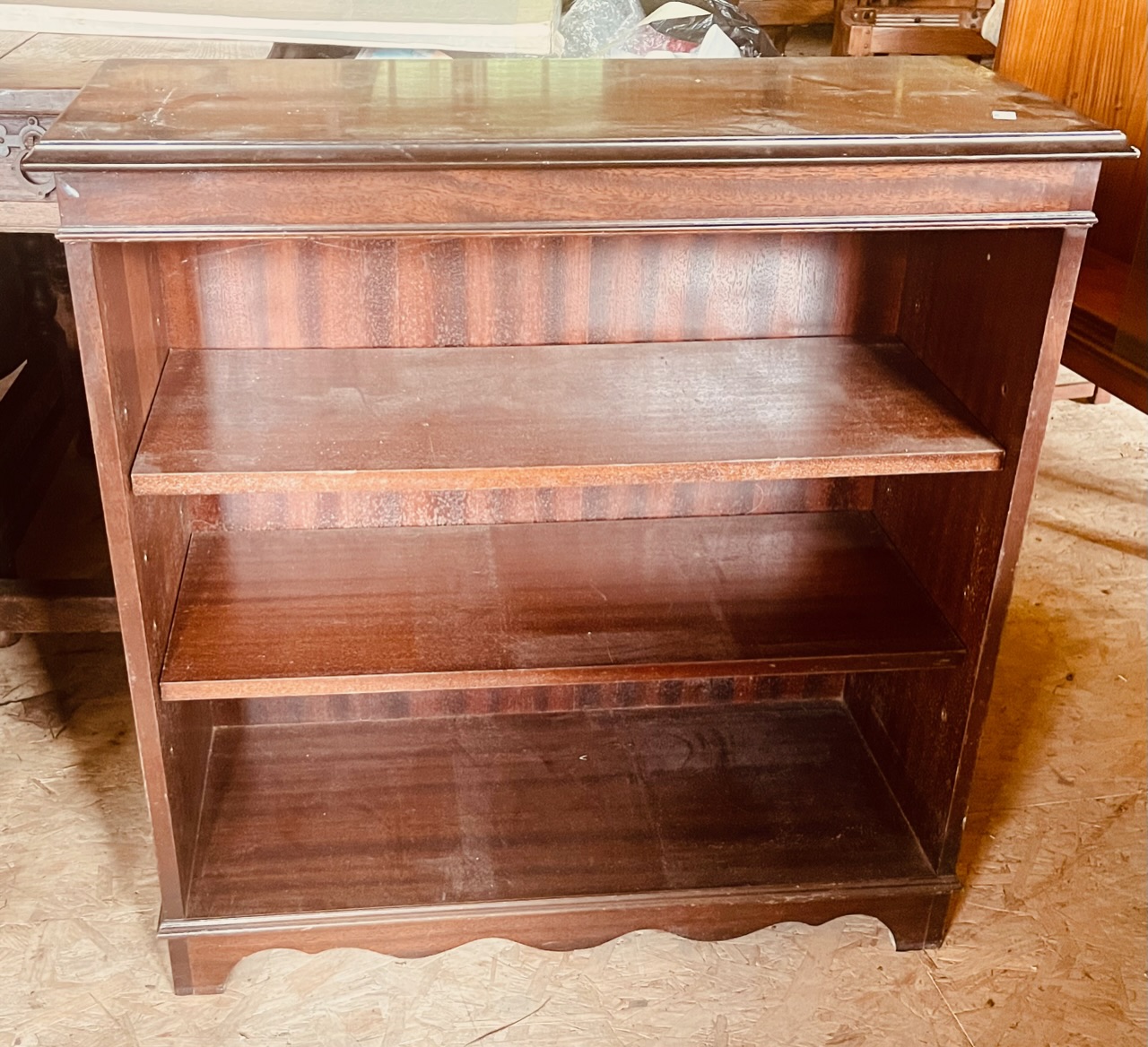 A 20th century mahogany and boxwood bookcase; another glazed bookcase (2) - Bild 2 aus 2