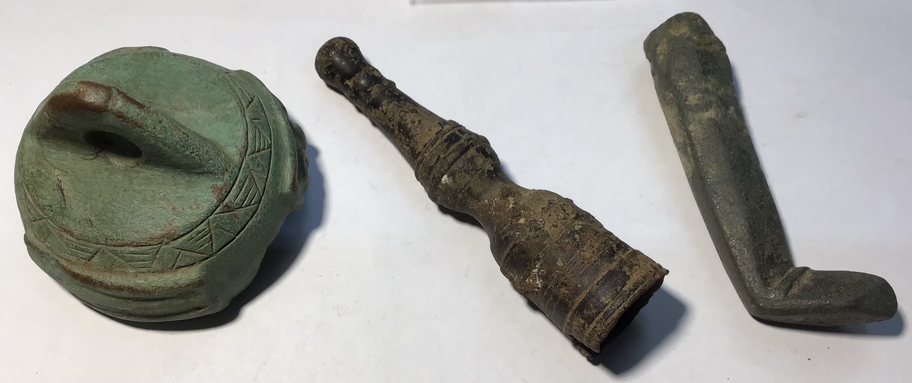 A mixed 9 item lot including a 14th to 15th century medieval copper alloy leg from a tripod ewer - Bild 2 aus 4