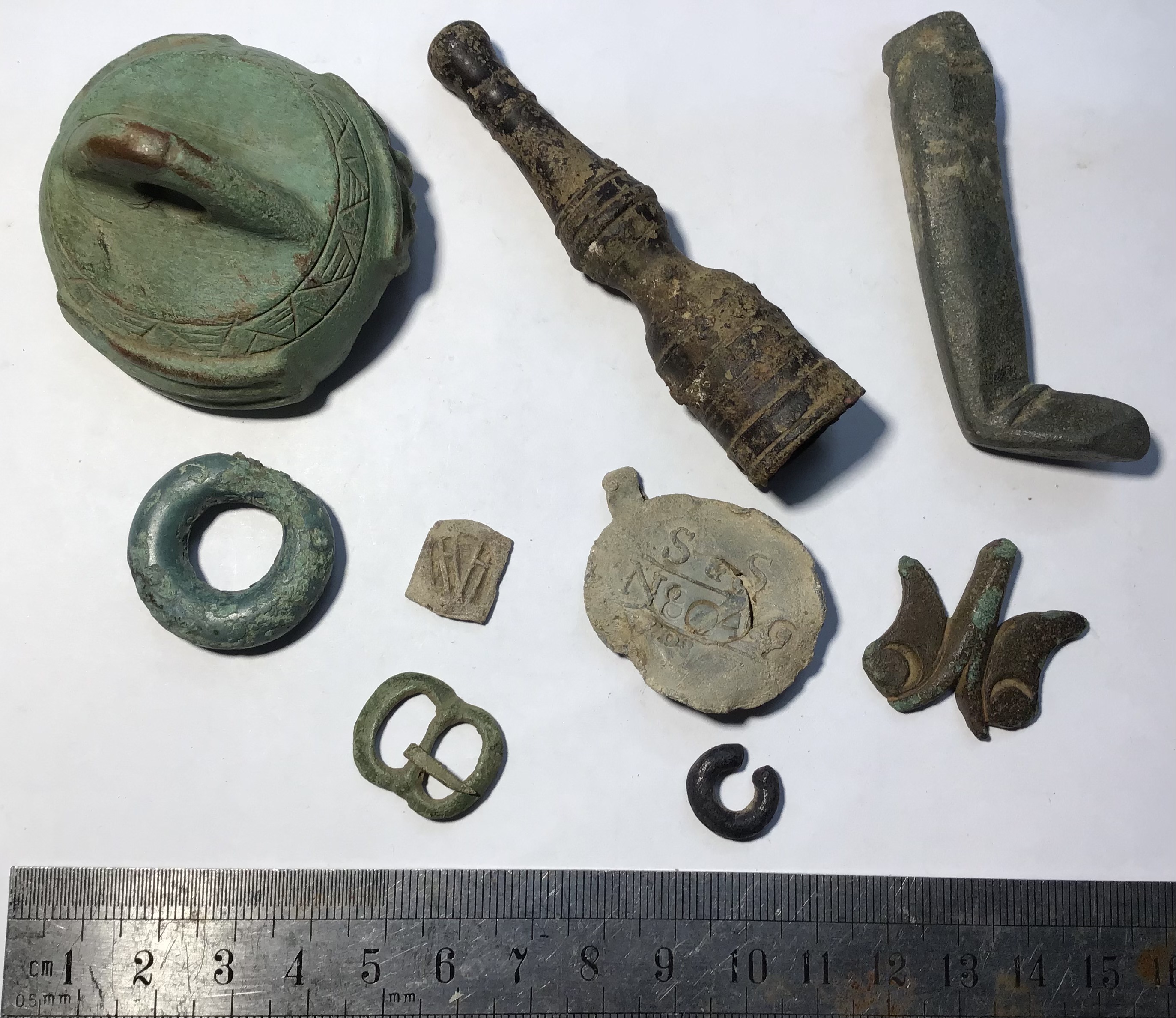 A mixed 9 item lot including a 14th to 15th century medieval copper alloy leg from a tripod ewer - Bild 4 aus 4