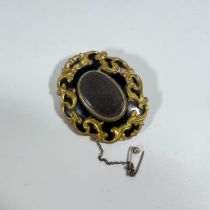 Mourning brooch with safety chain, circa 18grams.
