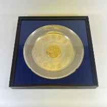 A Bambury Mint framed silver and 24ct gold plated Elizabeth II 1977 dish, approx 10.5" diameter,