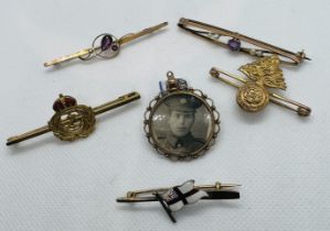 A collection of gold and other jewellery. Featuring a hallmarked 9ct gold glazed locket; two