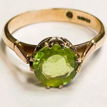 A single round green peridot ring hallmarked 9ct gold. Ring size O. Approximately 2.7 grams