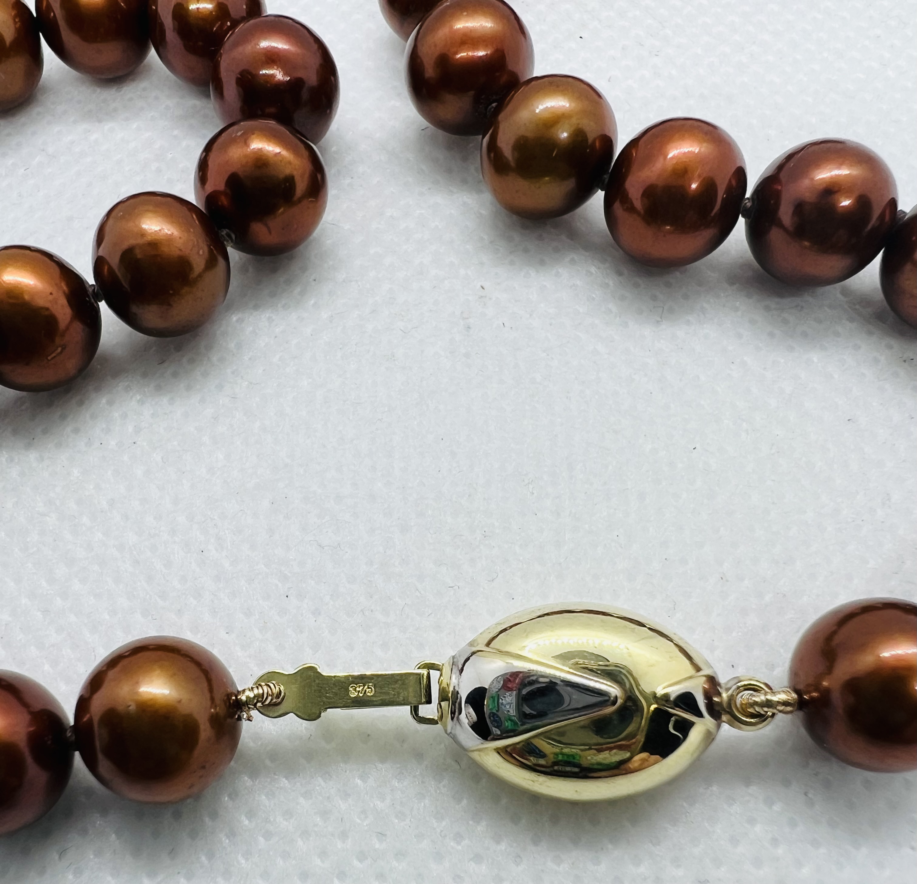 ******AWAY TO VENDOR****** Stylised "coffee bean" clasped Princess length brown cultured pearl - Image 3 of 4