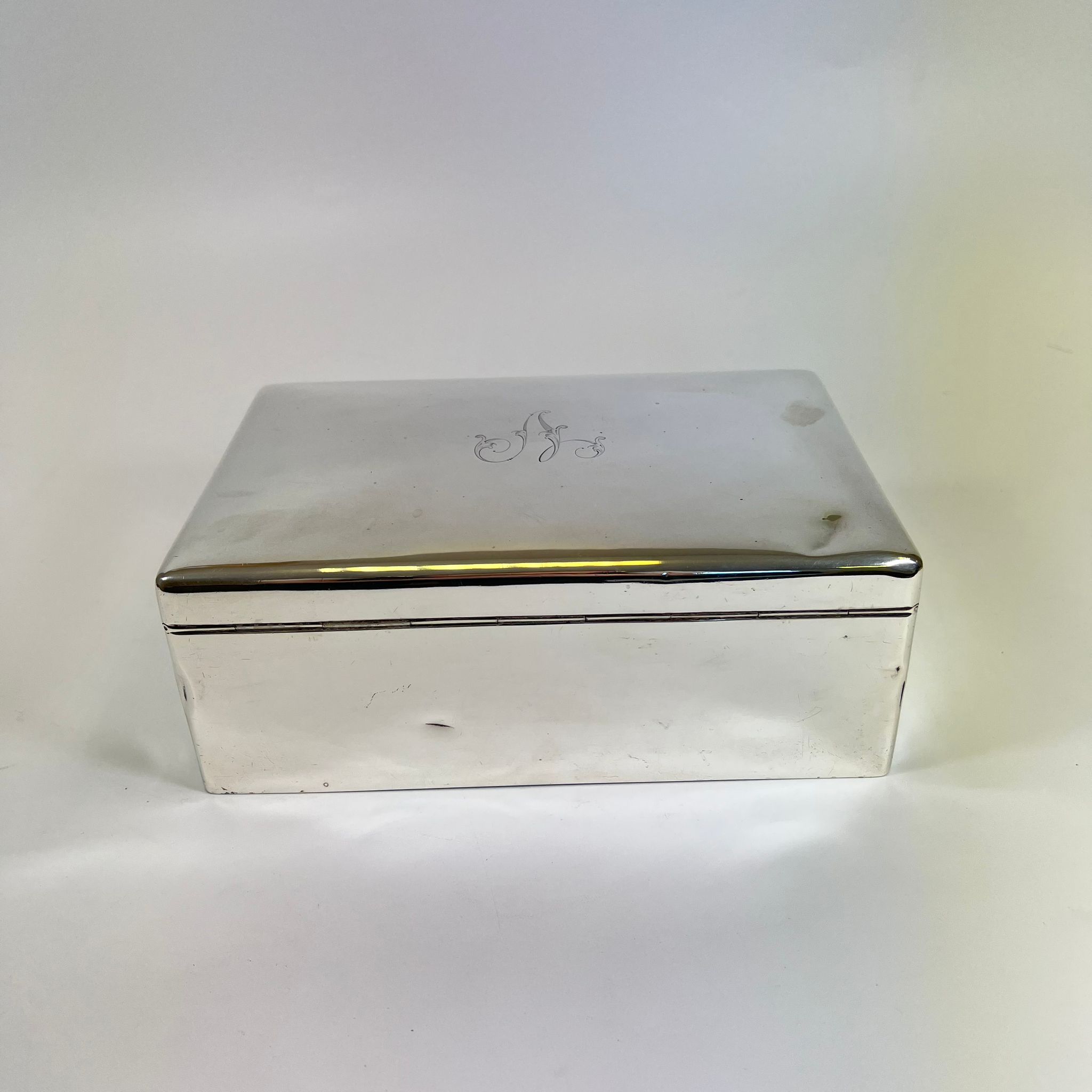 Silver Cigar Box Sheffield Walker & Hall 1921 - approx 23cm x 15.5cm x 8.5cm. Gross weight: approx - Image 3 of 6