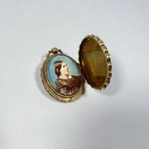 A Victorian gilt metal double sided locket approx 5 x 3cm, approx 19.5grams in good condition.
