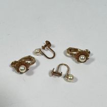 2 pairs of 9ct Gold Pearl Earrings