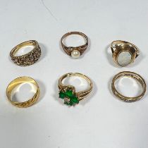 Six 9ct yellow gold rings and various sizes, approximately 15.8 grams and an 18ct gold band. Size