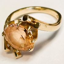 A single pink champagne gem set in 14ct gold marked 585. Ring size L