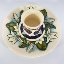 *******REOFFER JANUARY 12, 2024, ESTIMATE £30-40***** A Moorcroft Juneberry plate. Approximately