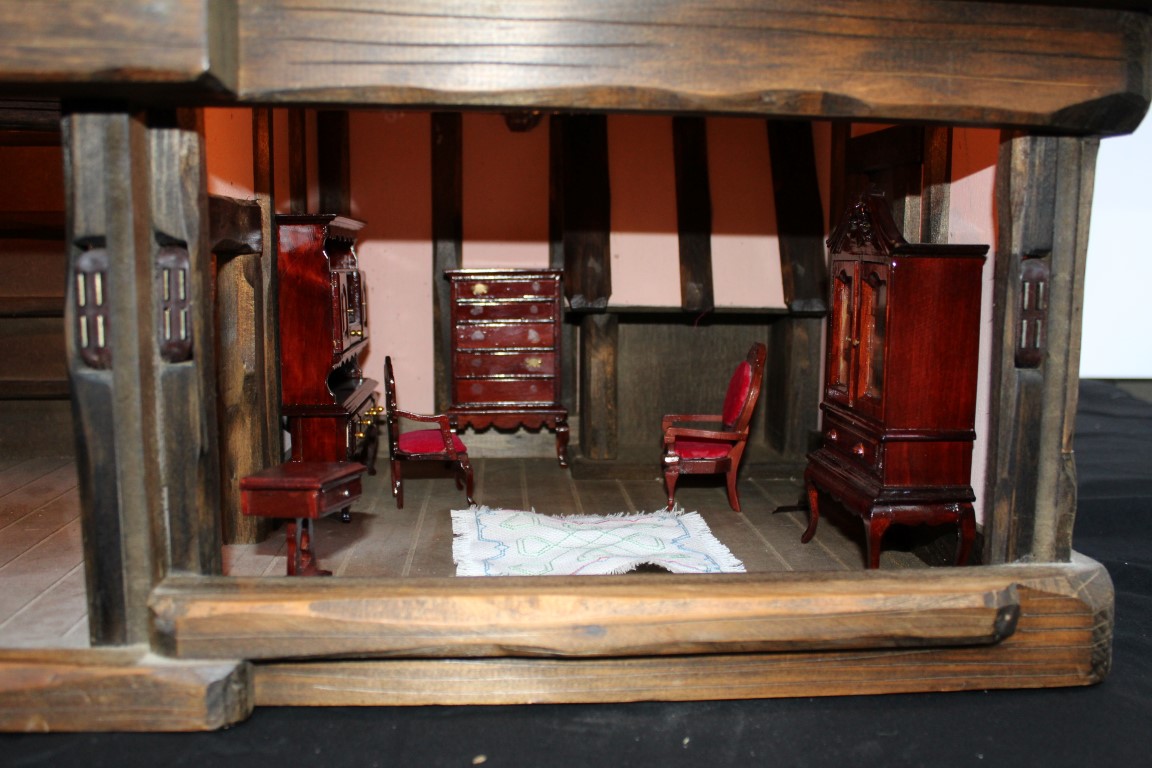 A Tudor Dolls Houses Doll's House by Robert Stubbs. Hand crafted as a thatched cottage with - Image 7 of 7