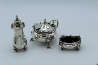 Jays of Oxford Street, a George V silver mustard, of bun form, with hinged cover on four shell