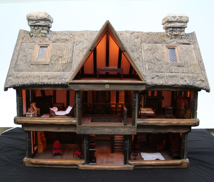 A Tudor Dolls Houses Doll's House by Robert Stubbs. Hand crafted as a thatched cottage with - Image 3 of 7