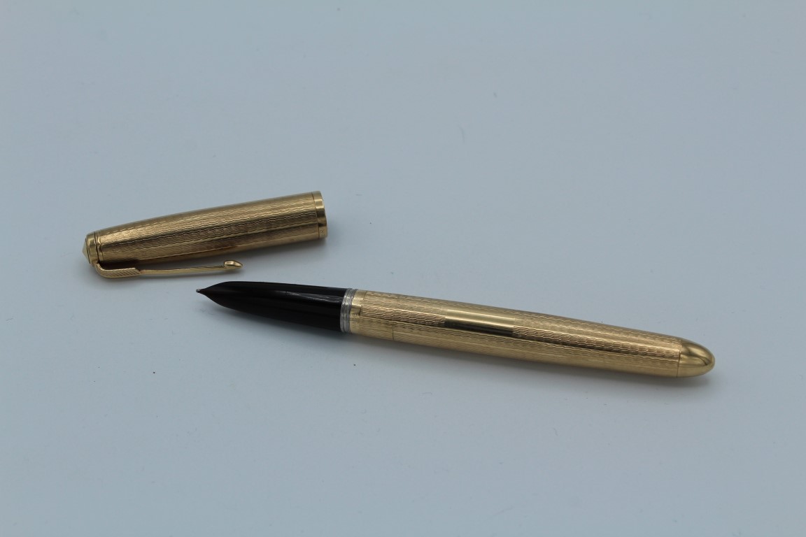 A 9ct gold Parker 51 Presential fountain pen. Hallmarks for London 1961/1962, 14cm