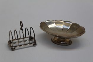 Goldsmiths and Silversmiths, a late 19th century silver four slice toastrack, London 1899,