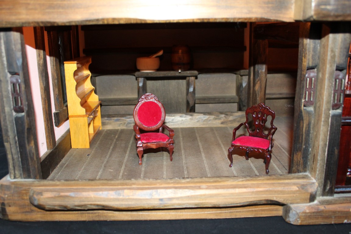 A Tudor Dolls Houses Doll's House by Robert Stubbs. Hand crafted as a thatched cottage with - Image 5 of 7