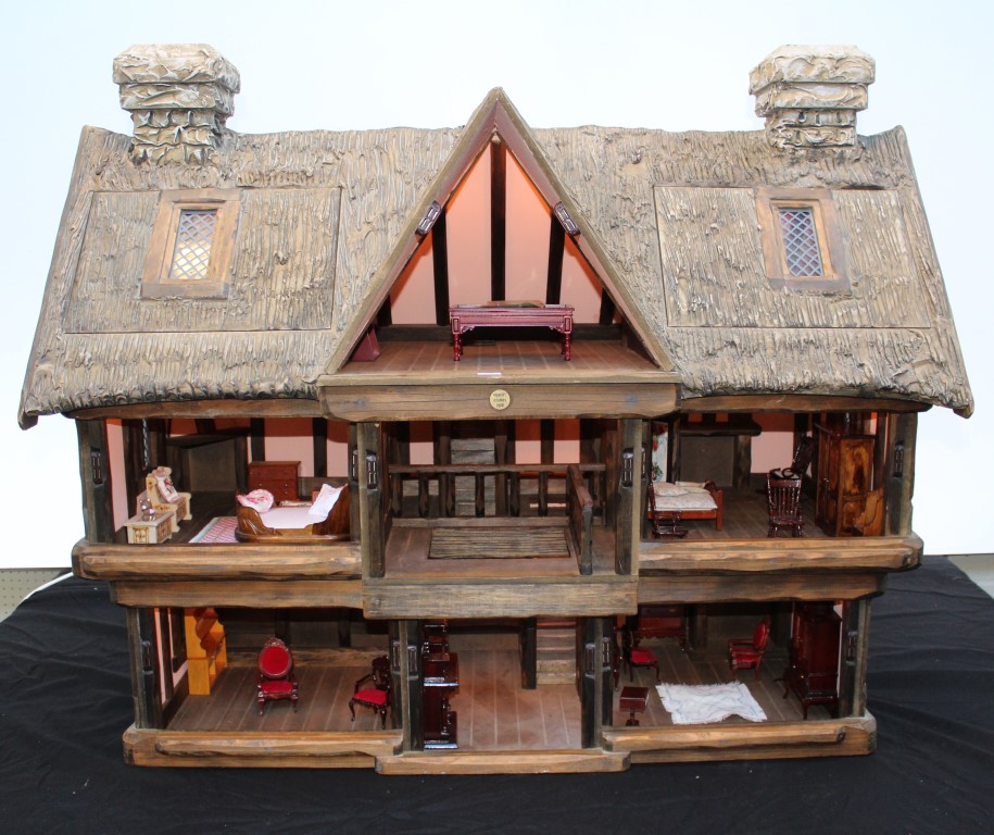 A Tudor Dolls Houses Doll's House by Robert Stubbs. Hand crafted as a thatched cottage with - Image 2 of 7