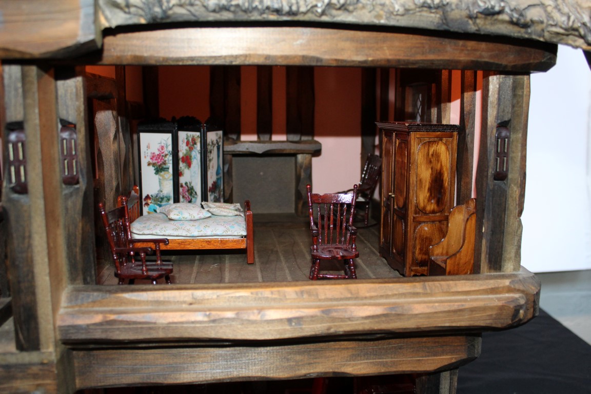 A Tudor Dolls Houses Doll's House by Robert Stubbs. Hand crafted as a thatched cottage with - Image 6 of 7