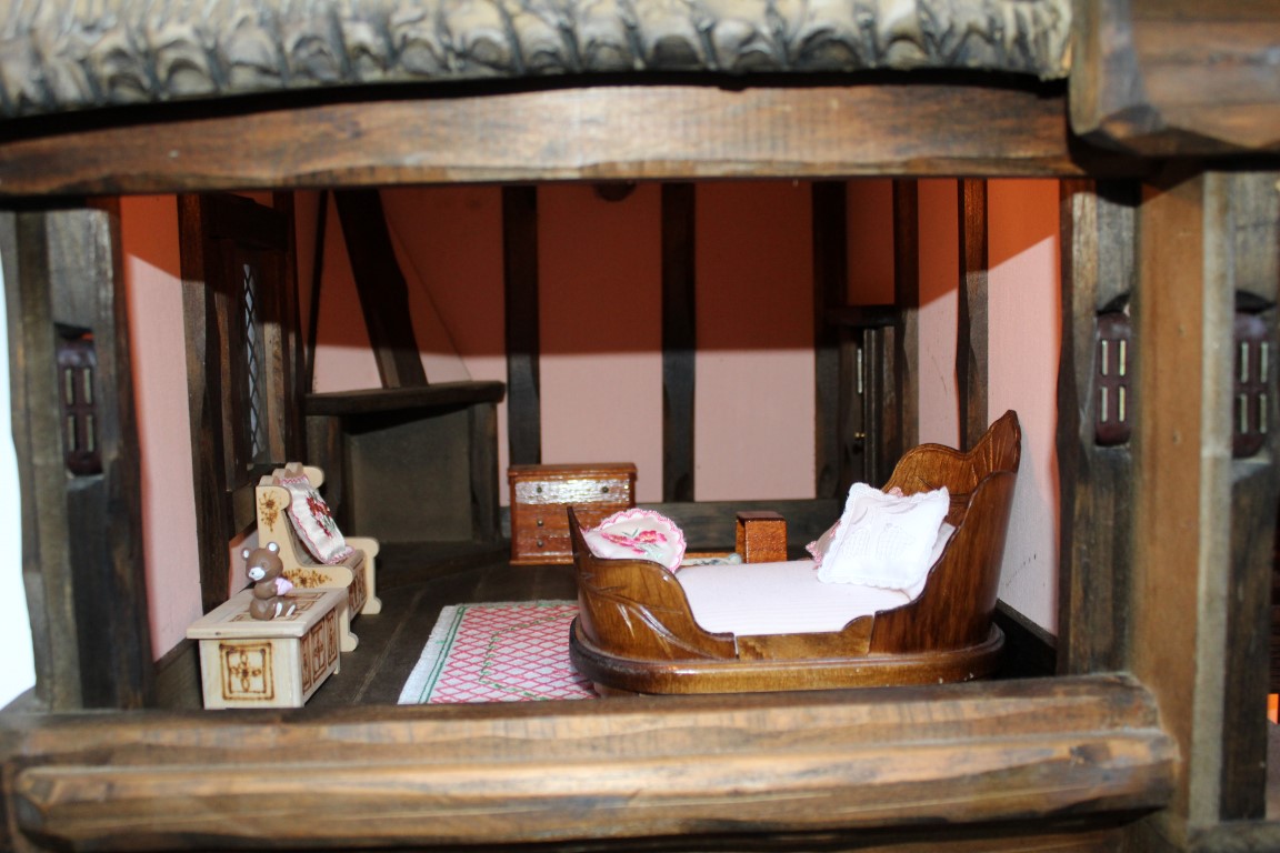 A Tudor Dolls Houses Doll's House by Robert Stubbs. Hand crafted as a thatched cottage with - Image 4 of 7