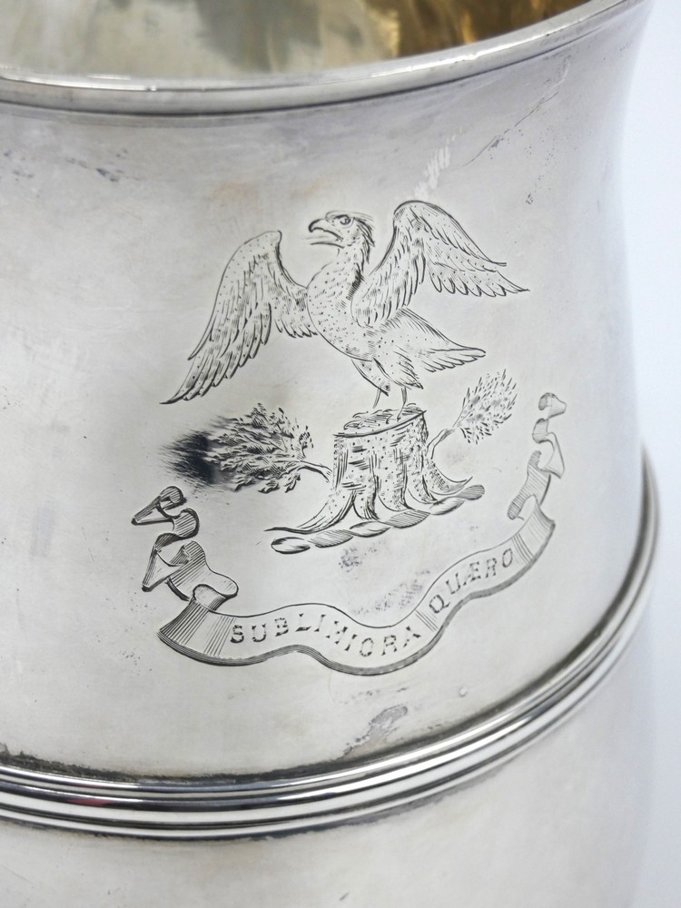 A George III silver quart tankard of baluster form with domed lid and scroll handle. Hallmarked 1765 - Image 5 of 7