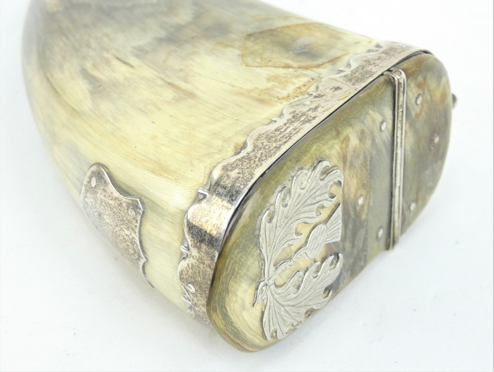 19th century silver mounted Scottish horn table snuff with hinged lid and thistle decoration. - Image 2 of 12