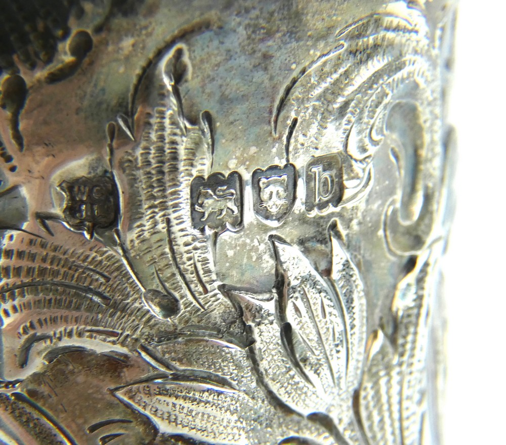 Victorian silver coffee pot/hot water jug ornately decorated. London 1897, Goldsmiths & Silversmiths - Image 5 of 5
