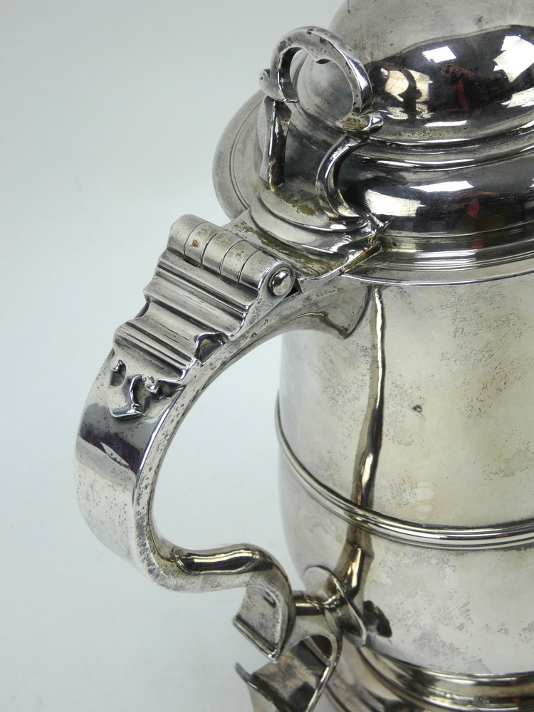 A George III silver quart tankard of baluster form with domed lid and scroll handle. Hallmarked 1765 - Image 3 of 7