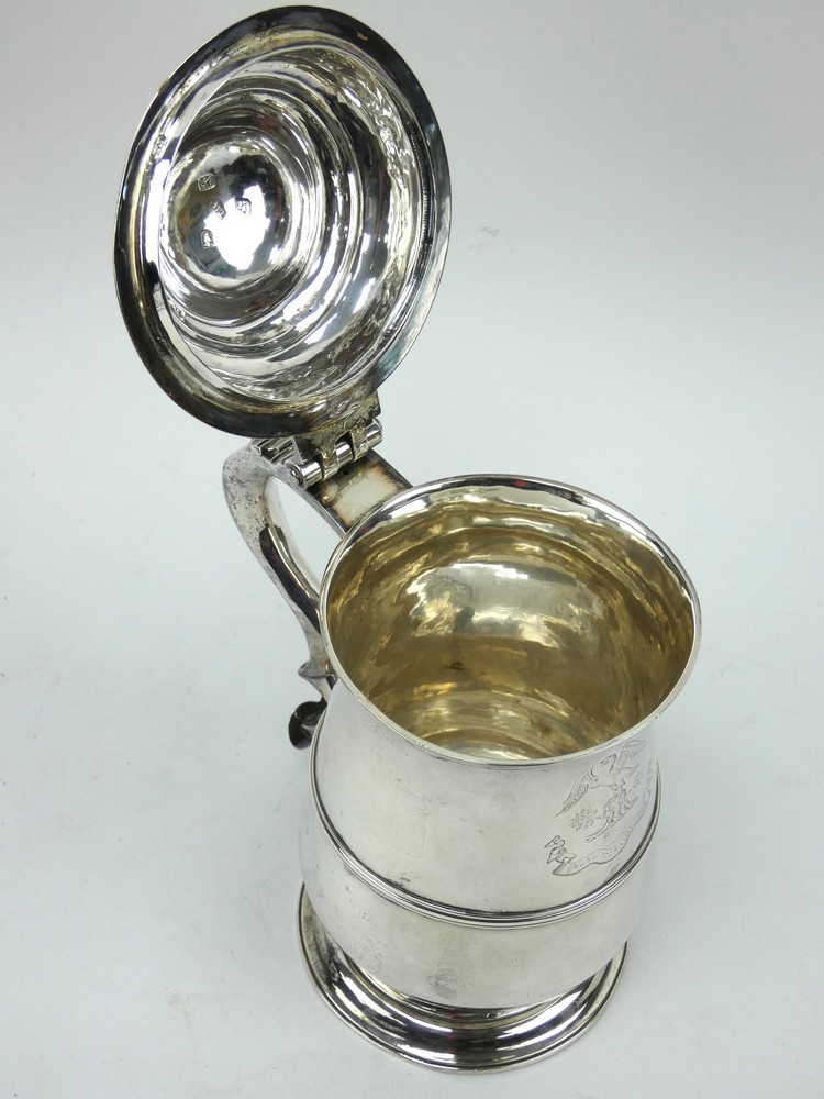 A George III silver quart tankard of baluster form with domed lid and scroll handle. Hallmarked 1765 - Image 4 of 7