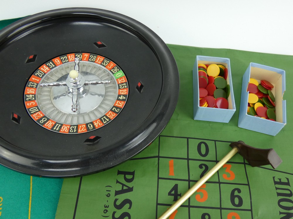 A vintage K&C roulette wheel with two table mats, chips, ball and croupier's rake. 31cm diameter - Bild 2 aus 4