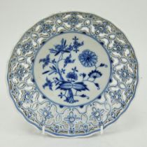 A Meissen Blue Onion pattern reticulated dish, 20cm diameter. Crossed sword mark to base.