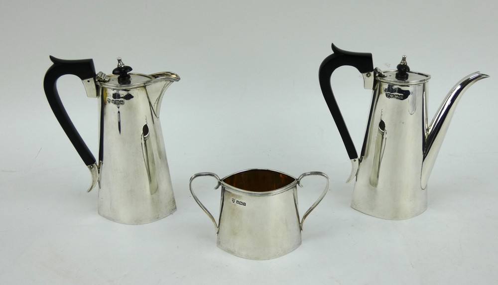 An Edwardian silver three piece cafe au lait set with ebony handles. Hallmarked Sheffield 1908 - Image 2 of 3