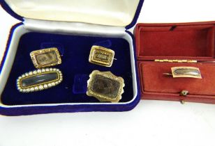 Five Georgian yellow metal mourning brooches, each with hair panels. One engraved for 1816