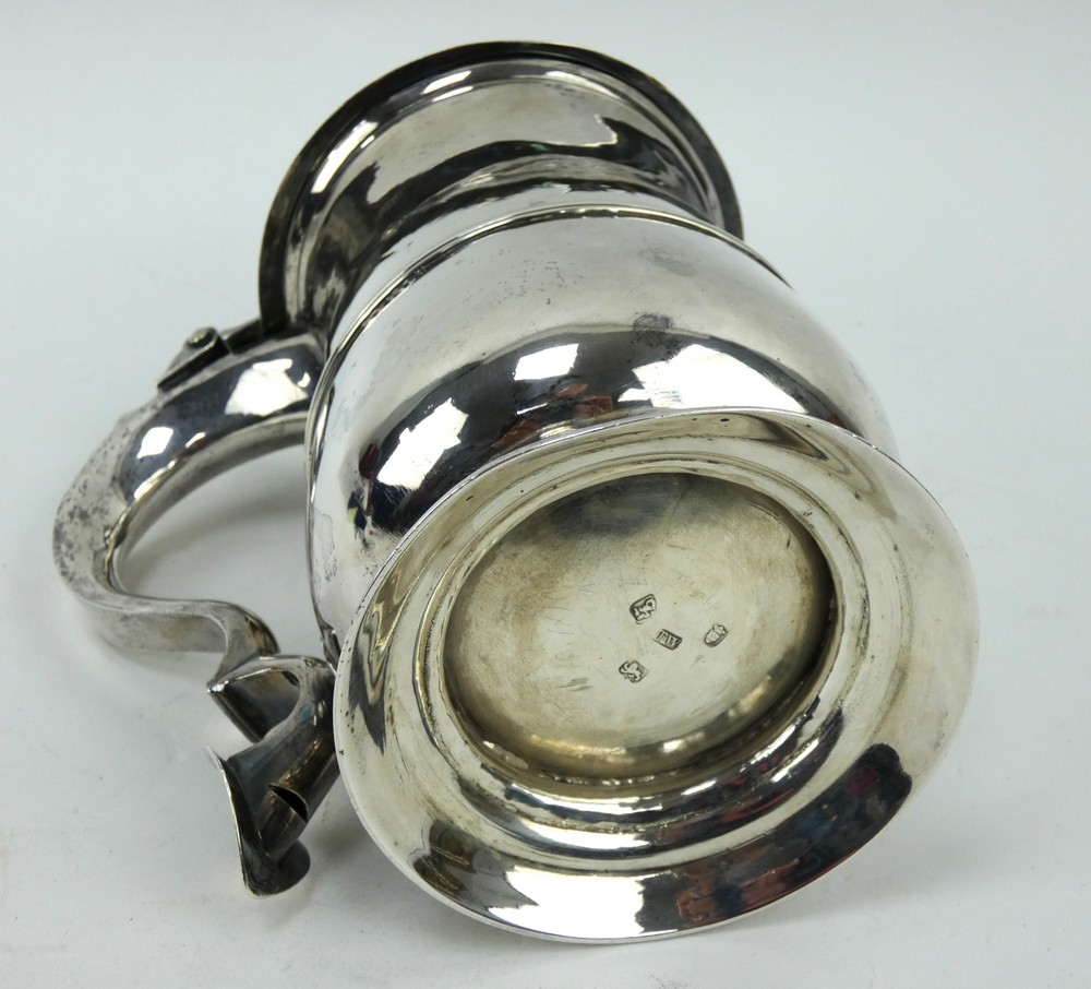 A George III silver quart tankard of baluster form with domed lid and scroll handle. Hallmarked 1765 - Image 7 of 7