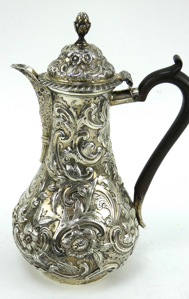 Victorian silver coffee pot/hot water jug ornately decorated. London 1897, Goldsmiths & Silversmiths - Image 2 of 5