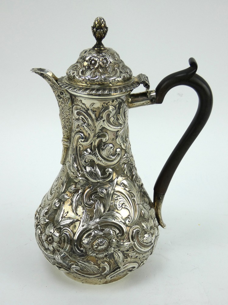 Victorian silver coffee pot/hot water jug ornately decorated. London 1897, Goldsmiths & Silversmiths - Image 3 of 5