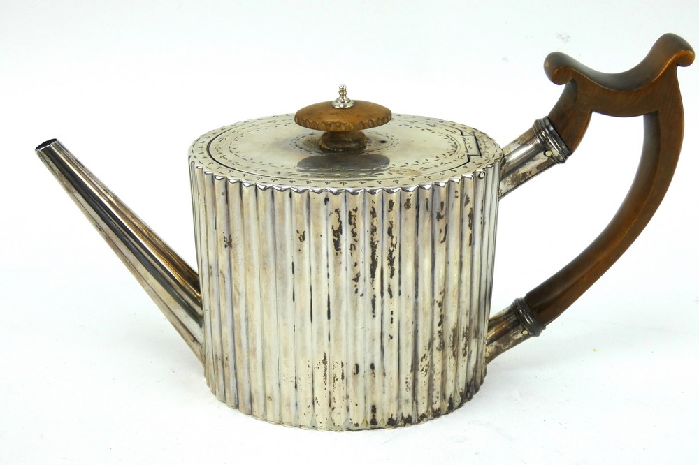 George III silver fluted teapot with walnut handle. Hallmarked London 1781, Robert Hennell I. - Image 2 of 5