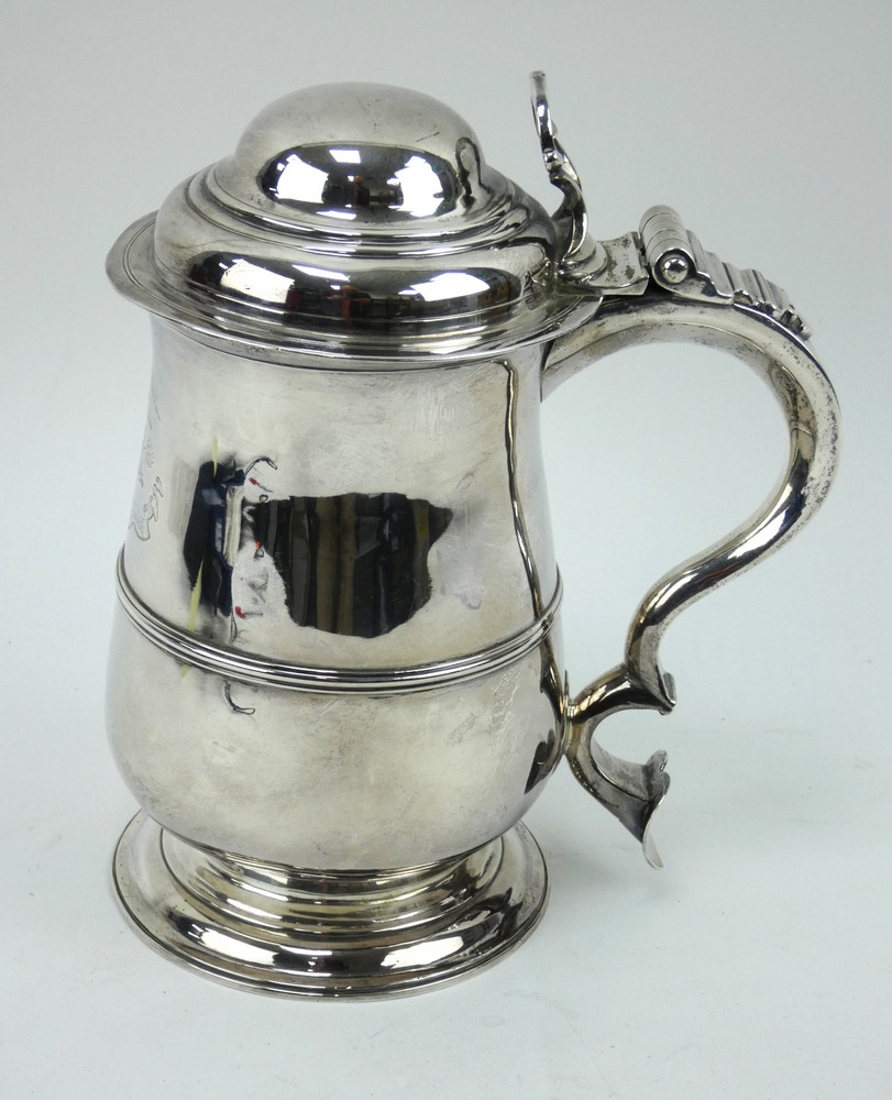 A George III silver quart tankard of baluster form with domed lid and scroll handle. Hallmarked 1765 - Image 2 of 7