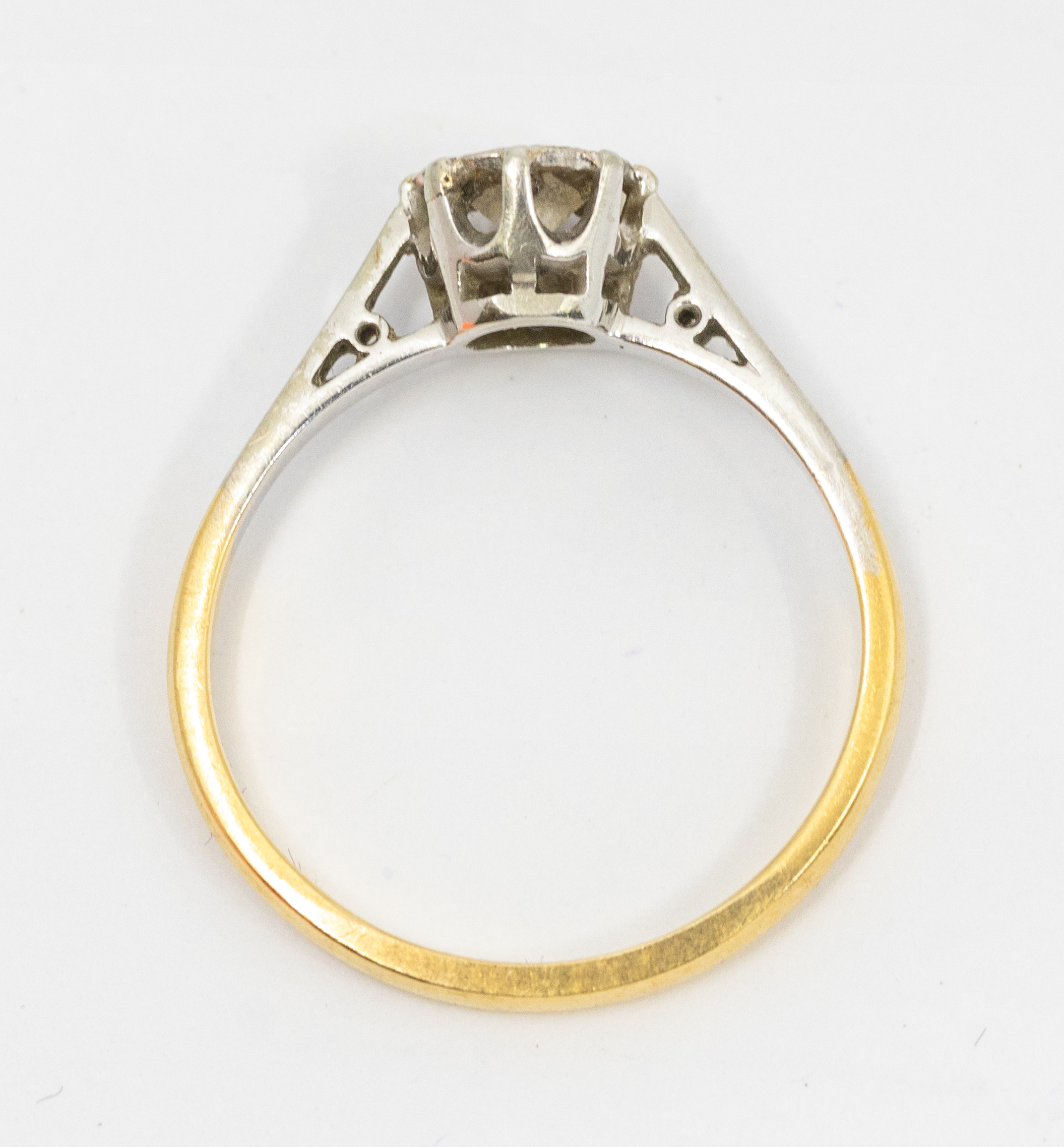 A diamond and 18ct gold solitaire ring, comprising a platinum illusion set round brilliant cut - Bild 2 aus 2