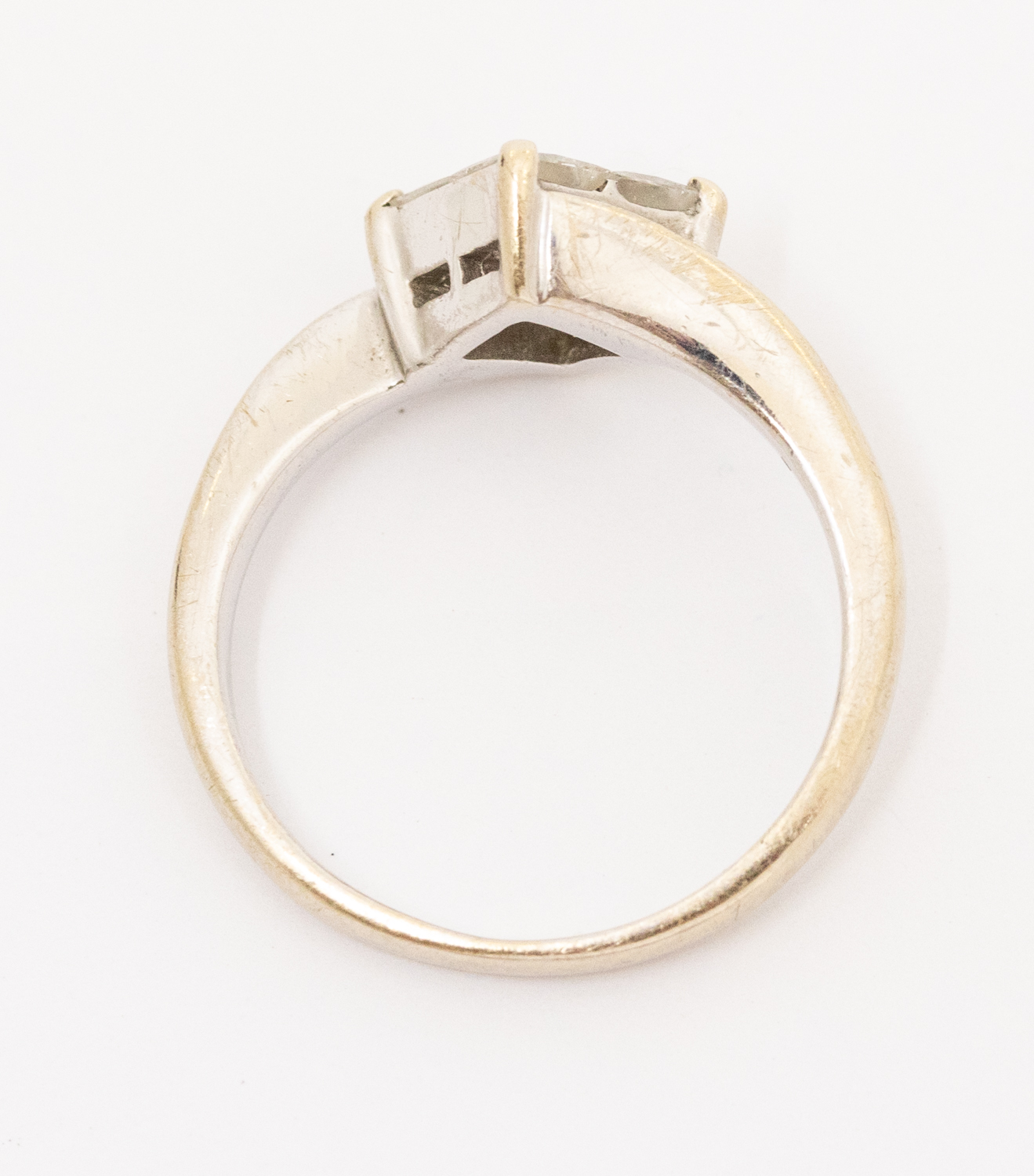 ****AUCTIONEER TO ANNOUNCE 9CT GOLD NOT 18CT GOLD*** A diamond and 9ct white gold ring, comprising - Image 3 of 5