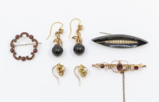 An Edwardian garnet and pearl set 9ct gold bar brooch, set with graduated oval mixed cut garnets,