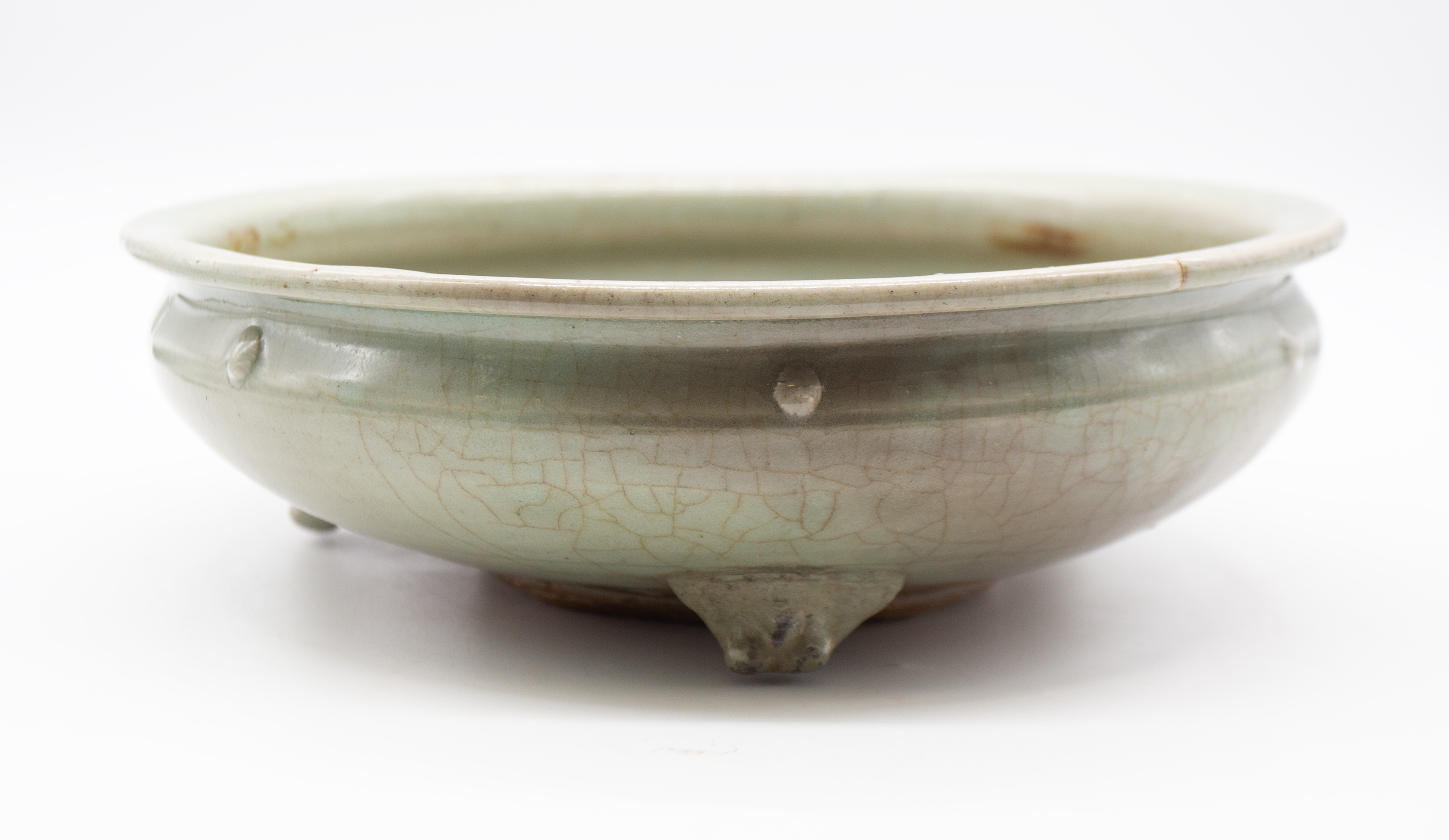 A Longquan Celadon tripod censor, Ming Dynasty, with lion head moulded feet, faux studs around - Bild 3 aus 3