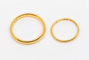 Two 22ct gold wedding rings, width approx 1.5mm, size J1/2, and width approx 3mm, size S, combined